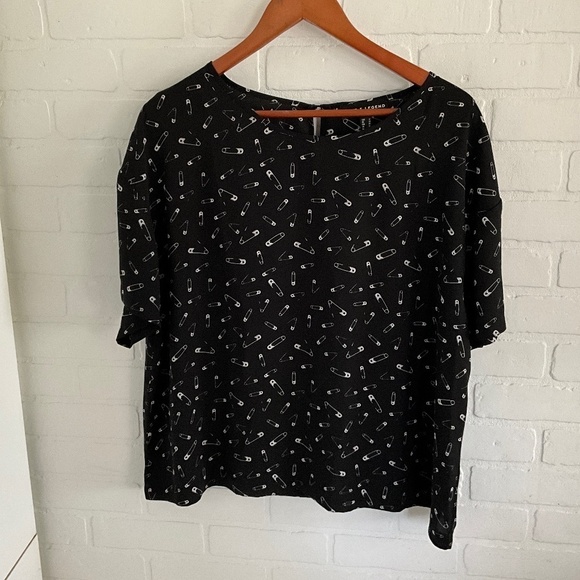 Love & Legend Tee Nursery pins print Grungy Goth Black flowy Sz 12 - Picture 3 of 5
